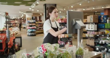 Hassasiyet ve Verimlilik: Kendini İşlemde Olan Süpermarket Çalışanı.