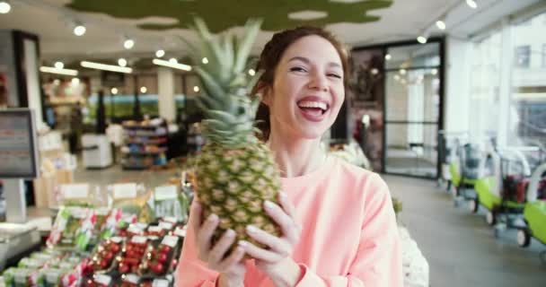 Hravé Broskvové Potěšení Bruneta Krása Poses Twirls Ananas — Stock video