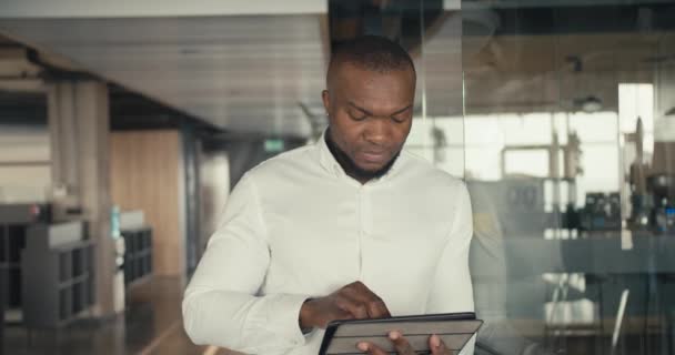 Fokussierte Produktivität Afroamerikanischer Mann Businesskleidung Arbeitet Büro Mit Tablet — Stockvideo