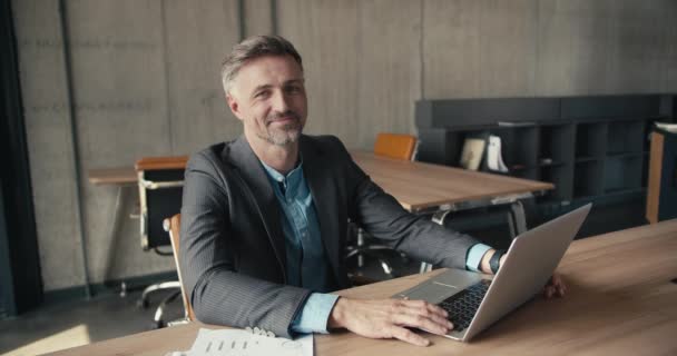 Radostný Pracovní Život Středověký Stříbrovlasý Muž Vyzařuje Štěstí Nastavení Kanceláře — Stock video