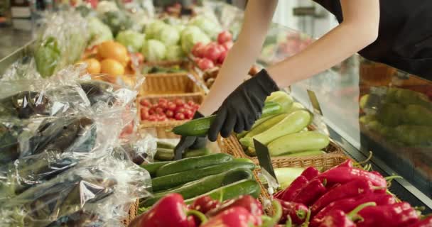 Verkäuferin Handschuhen Gemüse Mit Gurken Und Tomaten Sortieren — Stockvideo