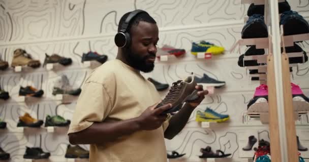African American Mans Musikalische Reise Ins Sneaker Paradies — Stockvideo