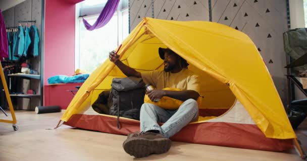 Imaginary Escape Vreugdevolle Afro Amerikaanse Camper Simuleert Overdekt Kamperen Avontuur — Stockvideo