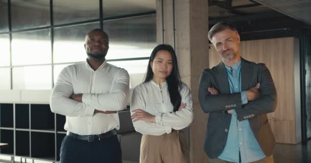 オフィス内の自信のある人々の多人種企業 異なる国籍の成功した3人が腕を渡り — ストック動画