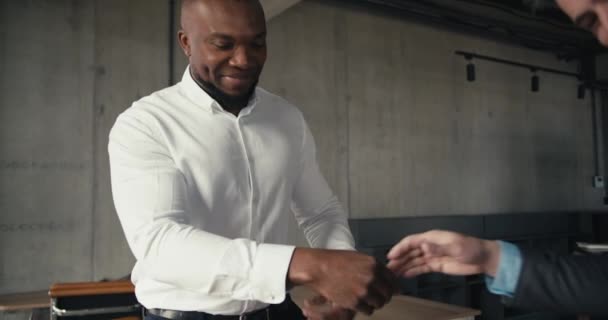 Colaboração Multiracial Pessoa Europeia Pessoa Negra Serviço Close Diálogo Handshake — Vídeo de Stock
