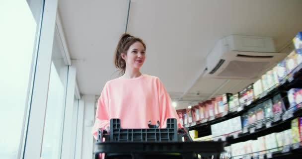 愉快的杂货车冒险 年轻的妇女在Peach Sweater快乐的埃兰特 — 图库视频影像