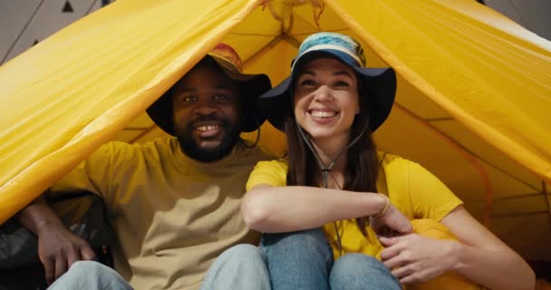 Indoor Camping Bliss Χαρούμενα Αφροαμερικανικά Και Ευρωπαϊκά Ζευγάρια Παιχνιδιάρικα Πόζα — Αρχείο Βίντεο