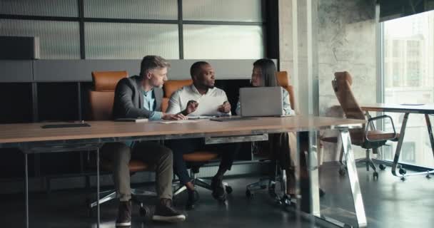 Pohled Práci Úspěšného Multiraciálního Trojice Úspěšná Společnost Kanceláři Sedí Stolu — Stock video