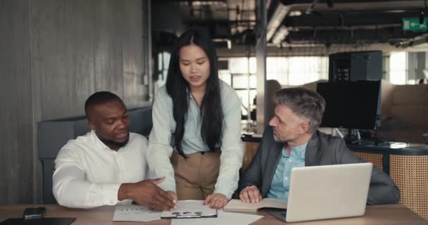 Lagarbete Ett Multiracialt Team Teamet Diskuterar Sitt Arbete Innevarande Kvartal — Stockvideo