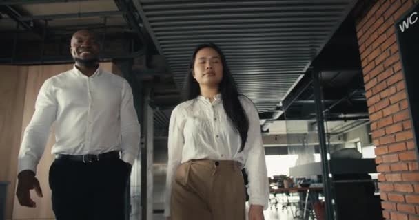Ein Trio Selbstbewusster Menschen Geht Durch Das Büro Teamwork Einem — Stockvideo