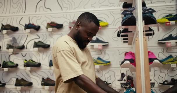 Önde Gelen Ayakkabılar Afro Amerikan Erkek Yolculuğu Destekli Kahverengi Yürüyüş — Stok video