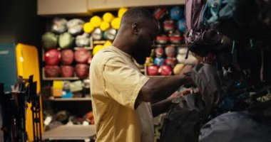 Güçlendirici Keşif: Uzman Yürüyüş Vites Mağazasına Yolculuk, Maceracı Takipler İçin Mükemmel Sırt Çantası Seçme ve Alma.