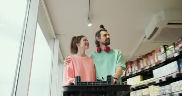 Vibrant Pary Zakupy Przygoda Szczęśliwa Para Brunetka Nawigacja Supermarkecie — Wideo stockowe
