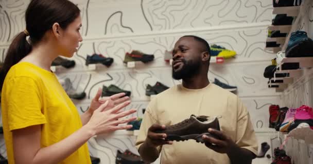 Conexiones Cultivo Black Man Explora Zapatos Senderismo Marrones Con Consultor — Vídeos de Stock