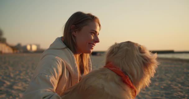 Крупный План Девушки Светлой Собаки Сидящей Солнечном Пляже Утром — стоковое видео