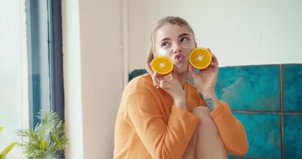 Una Bella Ragazza Bionda Felice Maglione Arancione Sorride Tiene Mano — Video Stock