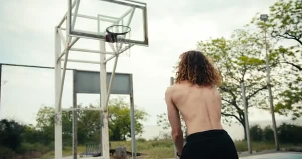 Curly Haired Man Red Hair Naked Torso Throws Basketball Basketball — Stock Video