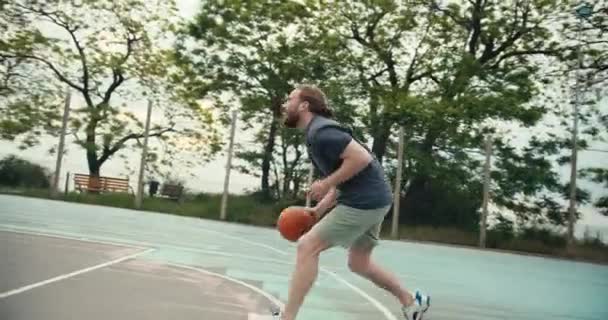 Redhead Man Dribbles Dalam Pertandingan Basket Mencoba Untuk Memukul Keranjang — Stok Video