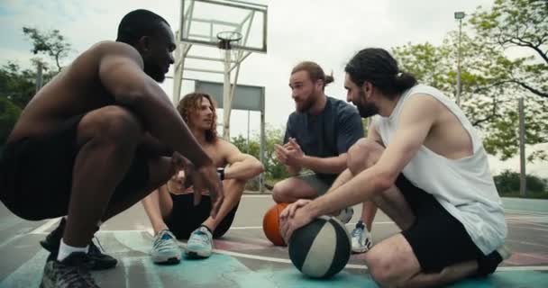 Зйомки Плідної Баскетбольної Команди Обговорюють Свою Стратегію Гри Приймають Спільне — стокове відео
