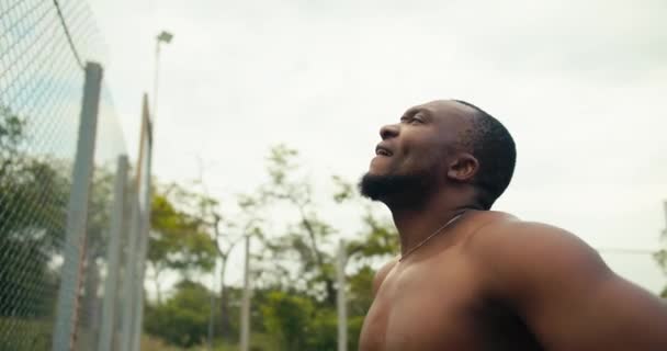 Ein Mann Mit Nacktem Oberkörper Und Schwarzer Hautfarbe Schlägt Auf — Stockvideo