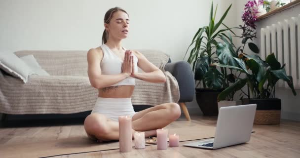 Online Möglichkeiten Ein Mädchen Weißen Anzug Macht Yoga Auf Einer — Stockvideo