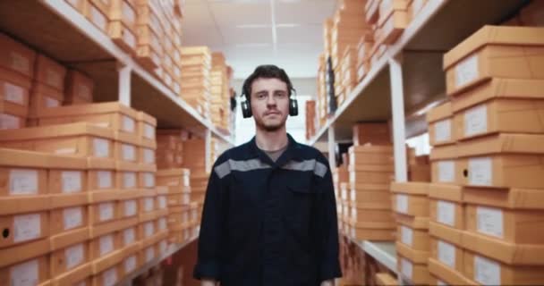 Πορτρέτο Κάμερα Κινείται Πιο Κοντά Ένας Άνδρας Μπλε Στολή Ακουστικά — Αρχείο Βίντεο