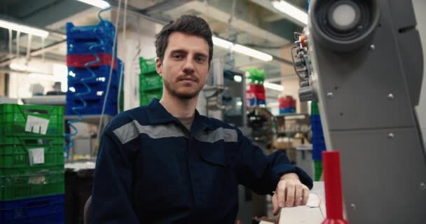 Muž Náušnicí Modré Uniformě Pózuje Šicího Stroje Textilní Továrně Portrét — Stock video