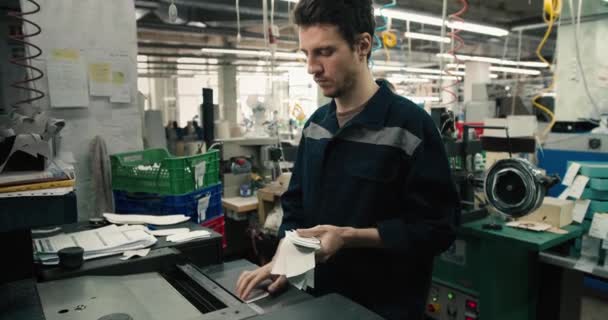 Ένας Κοκκινομάλλης Μπλε Στολή Δουλεύει Μηχανή Παραγωγής Θραυσμάτων Παπουτσιών Εργοστάσιο — Αρχείο Βίντεο