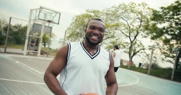 Hombre Negro Sonriendo Ampliamente Posando Mostrando Sus Emociones Mientras Juega — Vídeo de stock