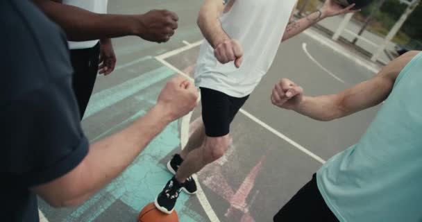 Close Shot Koszykarzy Grających Rock Paper Nożyczki Celu Określenia Zespołu — Wideo stockowe