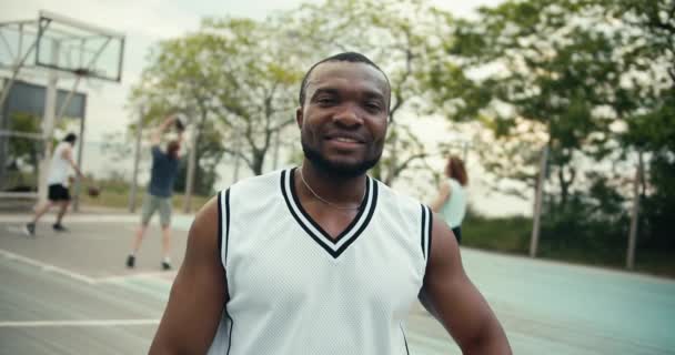 Noir Shirt Blanc Pose Sourit Sur Terrain Basket Devant Ses — Video