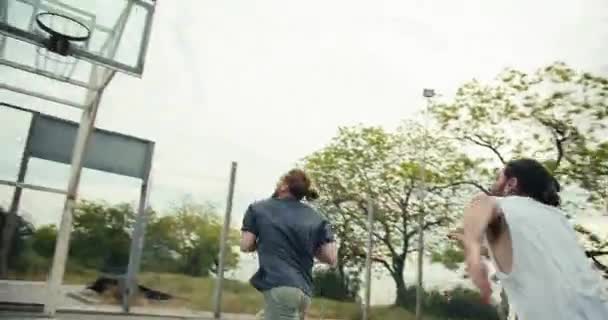 Gri Tişörtlü Kızıl Saçlı Bir Adam Basket Topunu Sallıyor Zekice — Stok video