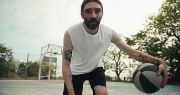 Ein Mann Weißen Shirt Mit Bart Dribbelt Den Ball Gekonnt — Stockvideo