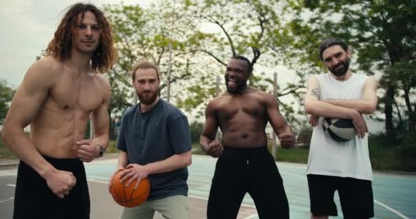 Rassenübergreifendes Basketballteam Das Auf Dem Basketballfeld Herumalbert Fröhliches Basketballspiel Auf — Stockvideo