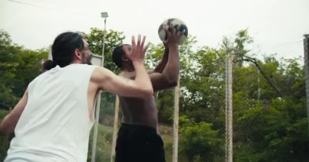 一个黑皮肤和赤身裸体的人从他的队友那里得到了一个篮球 每个人都很高兴进了一个精彩的进球 — 图库视频影像