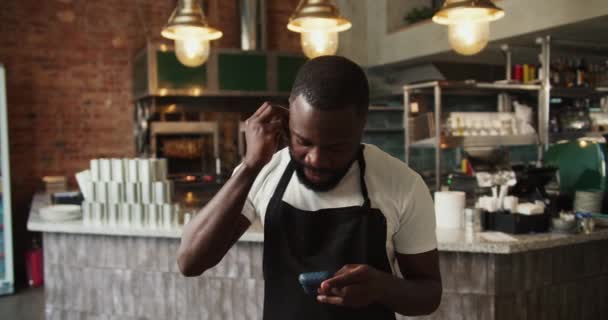 Czarna Osoba Kelner Rynku Donerów Zakłada Słuchawki Bezprzewodowe Słucha Muzyki — Wideo stockowe