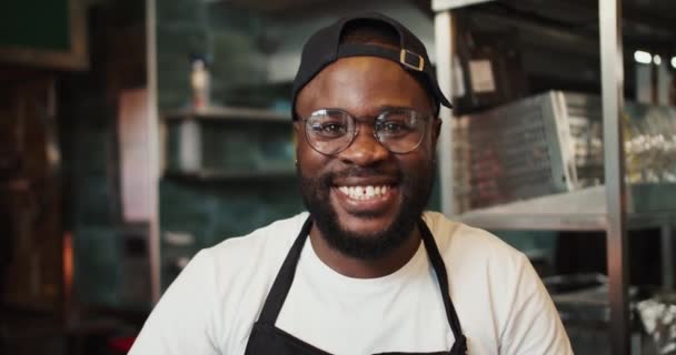 Porträt Eines Schwarzen Auf Einem Dönermarkt Mann Mit Brille Posiert — Stockvideo