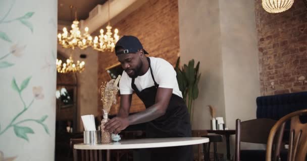 앞치마와 티셔츠를 카페에서 타월로 탁자를 닦는다 고품질 비디오 — 비디오