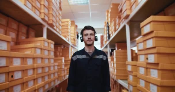 Πορτρέτο Ένας Άνδρας Μπλε Στολή Ακουστικά Ποζάρει Και Κοιτάζει Την — Αρχείο Βίντεο