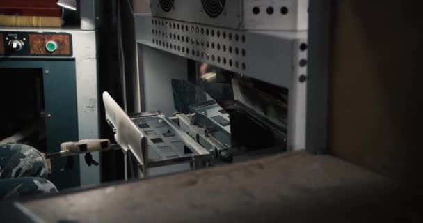 在一家纺织厂 一名男子在生产鞋底的特殊转轮上工作时的特写镜头 录像质量很高 — 图库视频影像