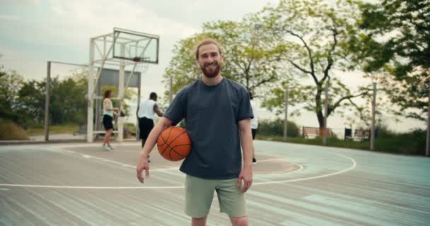 Hombre Pelirrojo Con Una Camiseta Gris Hecha Una Baloncesto Naranja — Vídeos de Stock