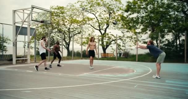 Hombre Con Una Camiseta Gris Sirve Una Pelota Baloncesto Que — Vídeos de Stock