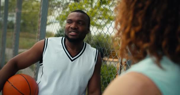 Adam Basketboldan Bahsediyor Beyaz Tişörtlü Siyah Tenli Bir Adam Elinde — Stok video
