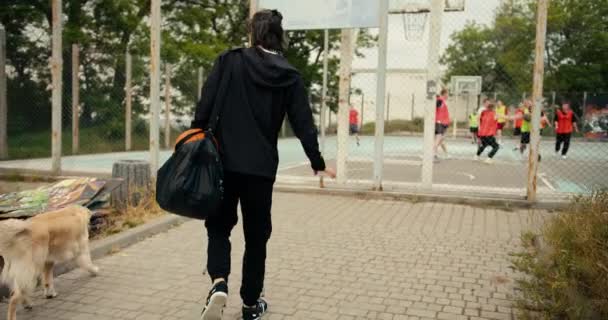Homme Brune Vêtements Noirs Avec Sac Dos Noir Ballon Basket — Video