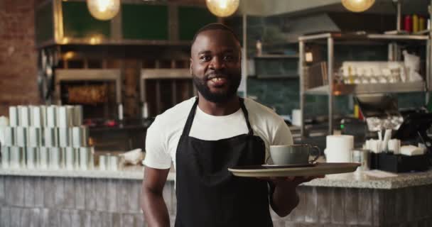 Persoană Neagră Într Șorț Deține Tavă Ceașcă Cafea Pozează Fundalul — Videoclip de stoc