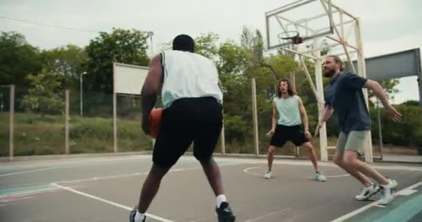 Grupa Przyjaciół Gra Koszykówkę Czarna Osoba Drybluje Mężczyzna Próbuje Strzelić — Wideo stockowe