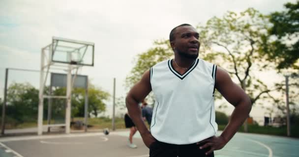 Dynamiczny Portret Czarnoskórego Mężczyzny Stojącego Białej Koszulce Karcie Koszykówki Przed — Wideo stockowe