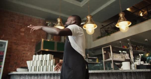 Close Shot Black Person Doner Market Dancing Wireless Headphones Cool — Stock Video