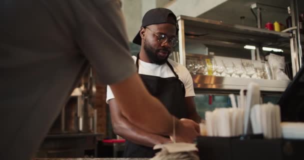 Ένας Μαύρος Καπέλο Δουλεύει Μια Αγορά Δωρητών Ένας Άντρας Γυαλιά — Αρχείο Βίντεο