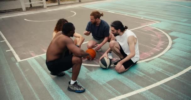Мультирасовая Баскетбольная Команда Обсуждает Вашу Стратегию Баскетбольном Поле Начала Игры — стоковое видео